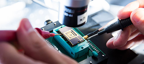 Hardwareprüfung im Labor der TÜV Informationstechnik GmbH