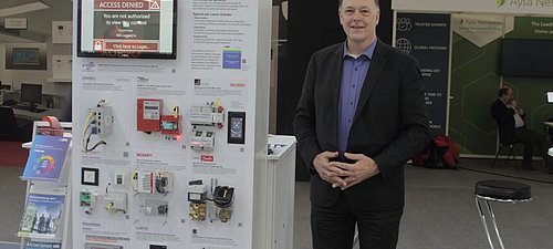 Mann präsentiert Produkte