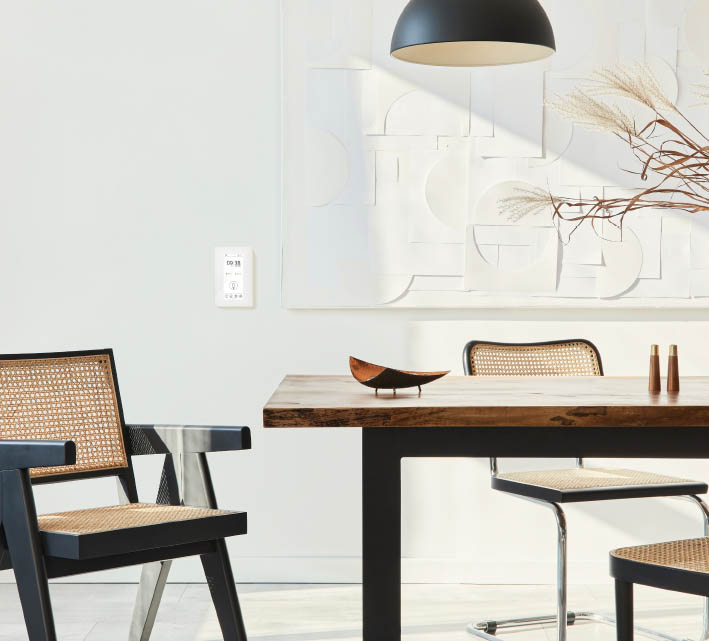 Esszimmer mit Stuhl, Tisch und schwarzer Deckenleuchte