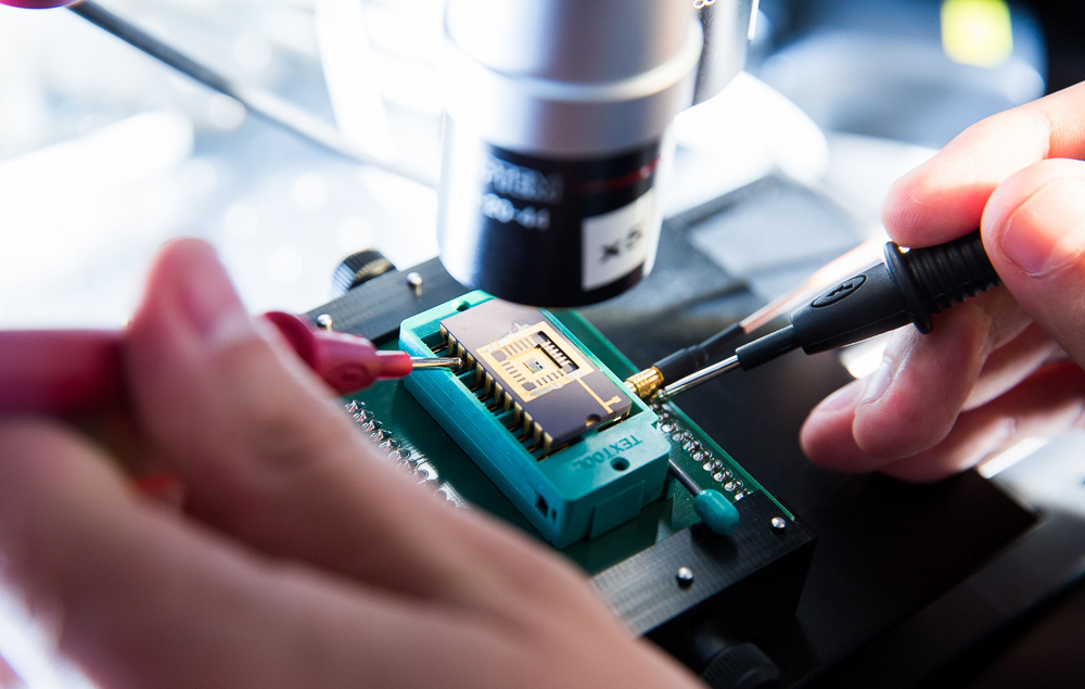 Hardware testing in the laboratory of TÜV Informationstechnik GmbH